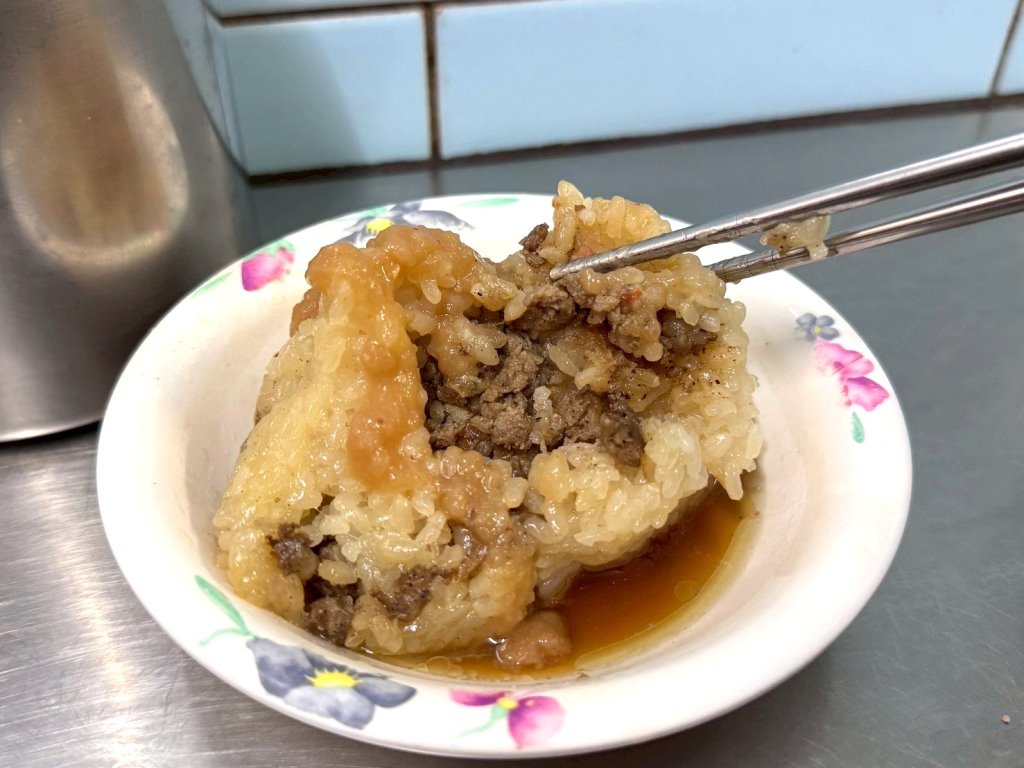 【永芳亭扁食肉粽】廟東必吃老字號古早味,肉粽淋特製醬汁超誘人,豐原廟東夜市美食推薦 @猴屁的異想世界 【永芳亭扁食肉粽】廟東必吃老字號古早味,肉粽淋特製醬汁超誘人,豐原廟東夜市美食推薦 @猴屁的異想世界