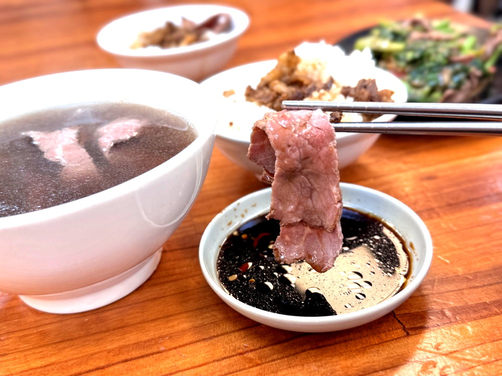 【阿蓮牛肉湯公園店】台南美食推薦,點牛肉湯送牛肉燥飯吃到飽,肉嫩湯鮮超人氣 @猴屁的異想世界 【阿蓮牛肉湯公園店】台南美食推薦,點牛肉湯送牛肉燥飯吃到飽,肉嫩湯鮮超人氣 @猴屁的異想世界