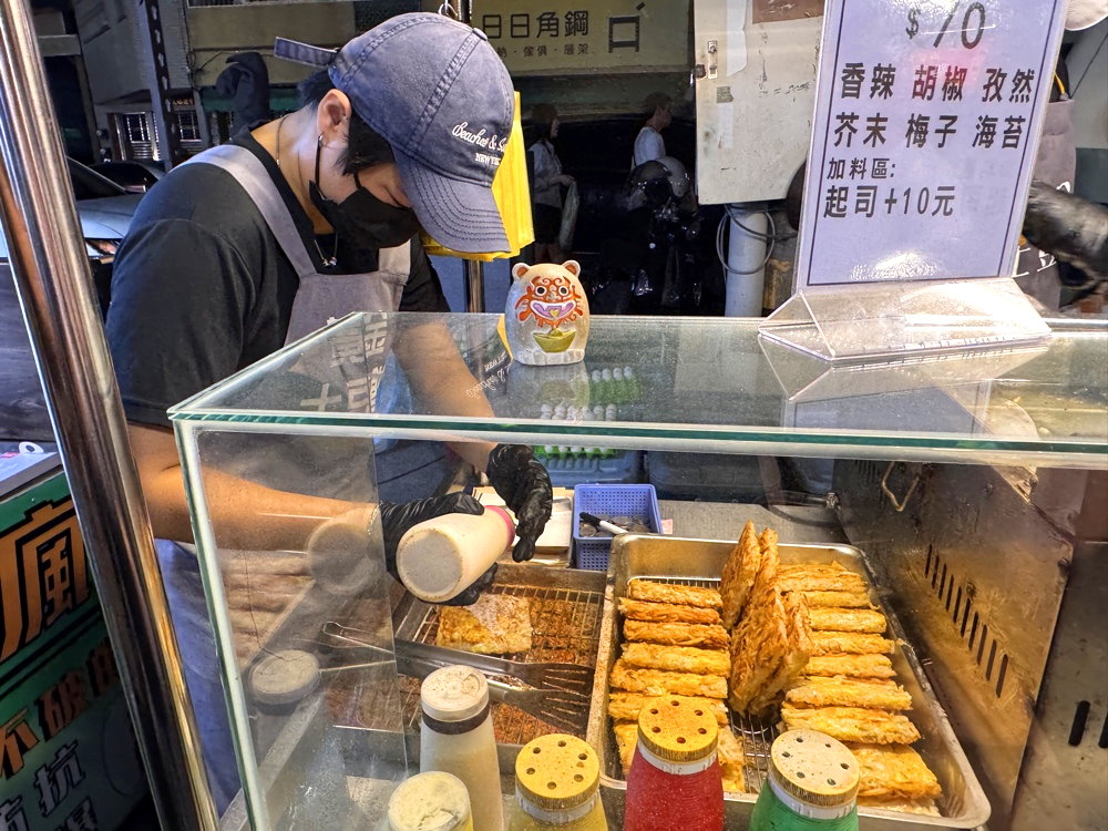 【黃金土豆餅】台南武聖夜市美食推薦,超人氣排隊小吃,馬鈴薯絲加蛋金黃酥脆超欠吃 @猴屁的異想世界 【黃金土豆餅】台南武聖夜市美食推薦,超人氣排隊小吃,馬鈴薯絲加蛋金黃酥脆超欠吃 @猴屁的異想世界