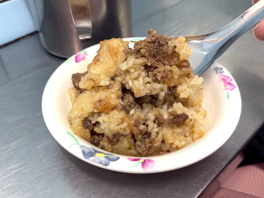 【永芳亭扁食肉粽】廟東必吃老字號古早味,肉粽淋特製醬汁超誘人,豐原廟東夜市美食推薦 @猴屁的異想世界 【永芳亭扁食肉粽】廟東必吃老字號古早味,肉粽淋特製醬汁超誘人,豐原廟東夜市美食推薦 @猴屁的異想世界