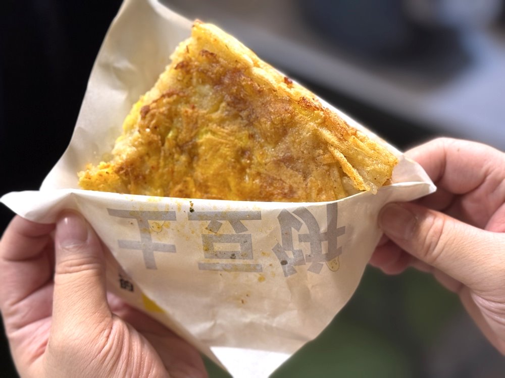 【黃金土豆餅】台南武聖夜市美食推薦,超人氣排隊小吃,馬鈴薯絲加蛋金黃酥脆超欠吃 @猴屁的異想世界 【黃金土豆餅】台南武聖夜市美食推薦,超人氣排隊小吃,馬鈴薯絲加蛋金黃酥脆超欠吃 @猴屁的異想世界