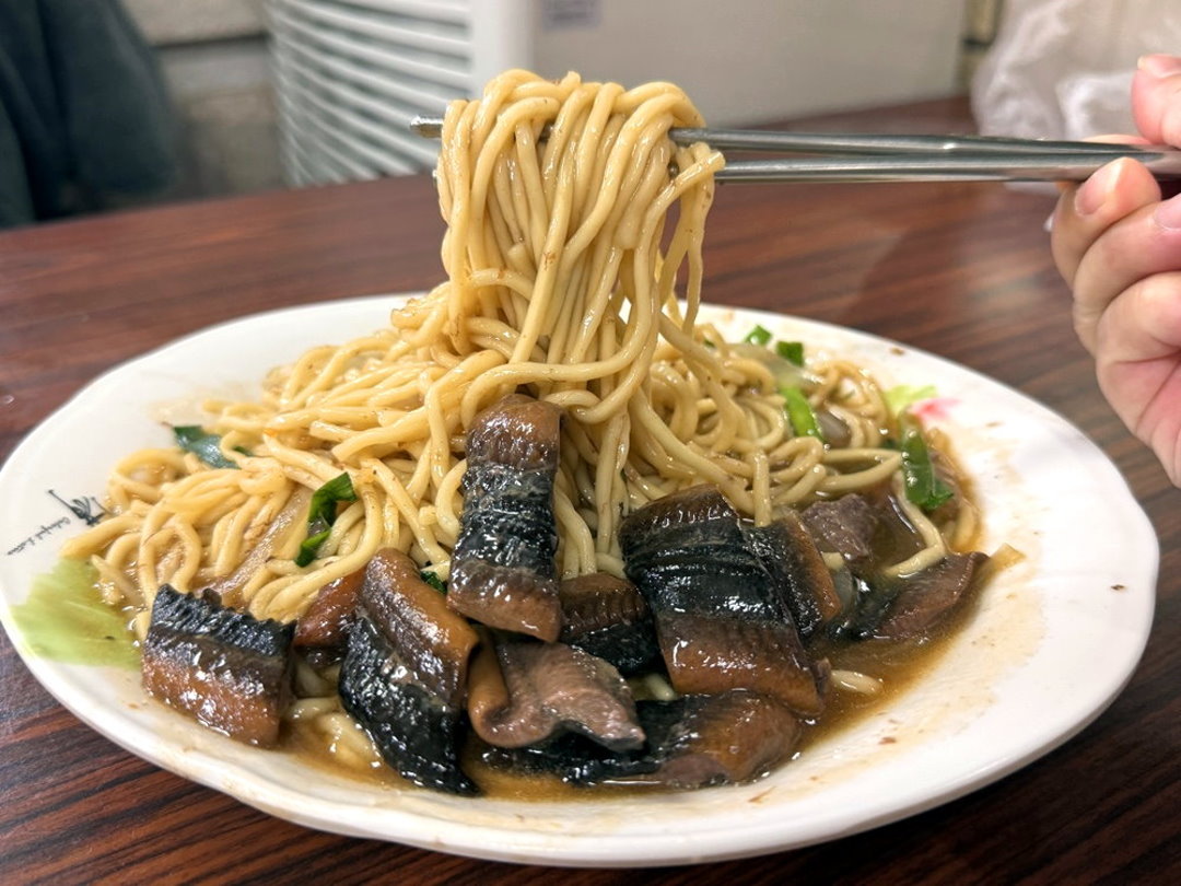 【夜夜見來蛋包飯】台中忠孝夜市美食推薦，超人氣排隊歐姆蛋包飯，茄汁炒飯大份量超滿足 @猴屁的異想世界
