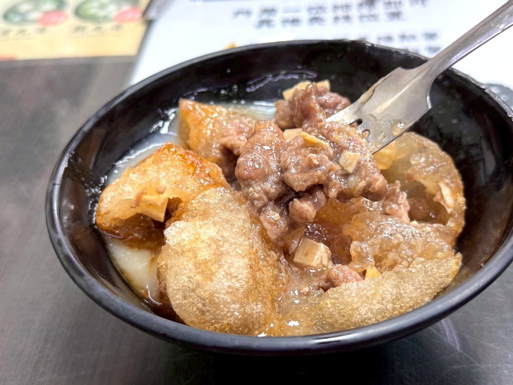 【東港肉丸】大甲鎮瀾宮旁必吃排隊名店,酥皮肉丸超驚豔,台中大甲美食推薦 @猴屁的異想世界 【東港肉丸】大甲鎮瀾宮旁必吃排隊名店,酥皮肉丸超驚豔,台中大甲美食推薦 @猴屁的異想世界