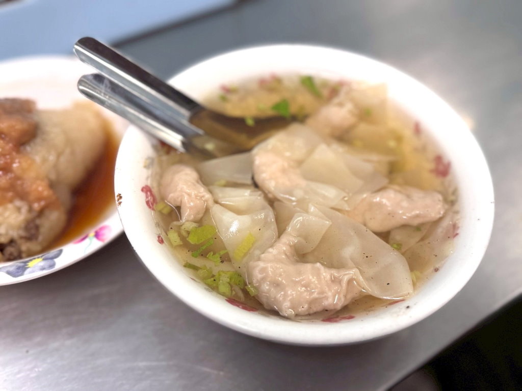 【永芳亭扁食肉粽】廟東必吃老字號古早味,肉粽淋特製醬汁超誘人,豐原廟東夜市美食推薦 @猴屁的異想世界 【永芳亭扁食肉粽】廟東必吃老字號古早味,肉粽淋特製醬汁超誘人,豐原廟東夜市美食推薦 @猴屁的異想世界