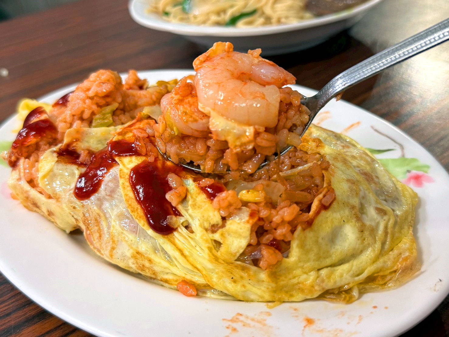 【夜夜見來蛋包飯】台中忠孝夜市美食推薦，超人氣排隊歐姆蛋包飯，茄汁炒飯大份量超滿足 @猴屁的異想世界