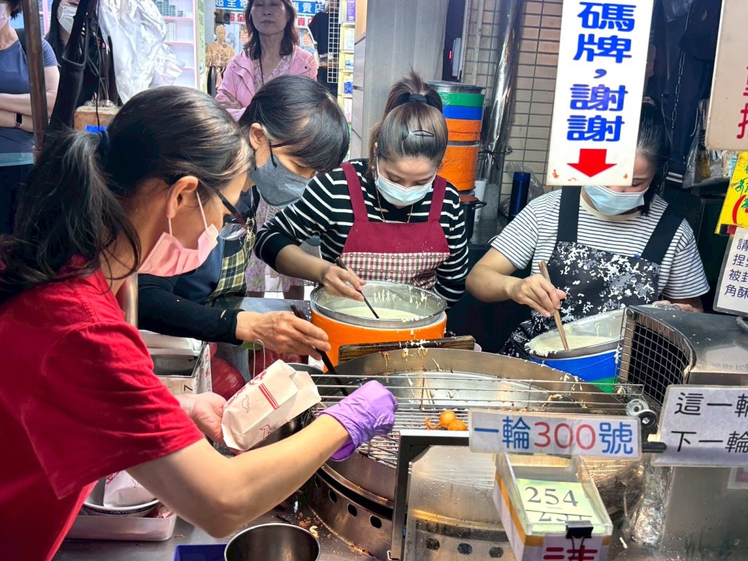 廟東菱角酥｜豐原廟東夜市必吃小吃推薦，外酥內軟超香脆，排隊也要吃的在地美食！ @猴屁的異想世界