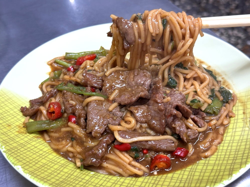 【牛肉宋】台中中區美食推薦，中華路夜市超人氣排隊宵夜，沙茶炒牛肉燴飯必吃
