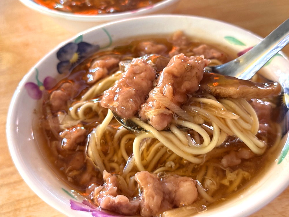 【新港香菇肉羹】台中超人氣排隊小吃，扎實肉羹＋濃郁香菇香氣只要60元，水湳市場美食推薦