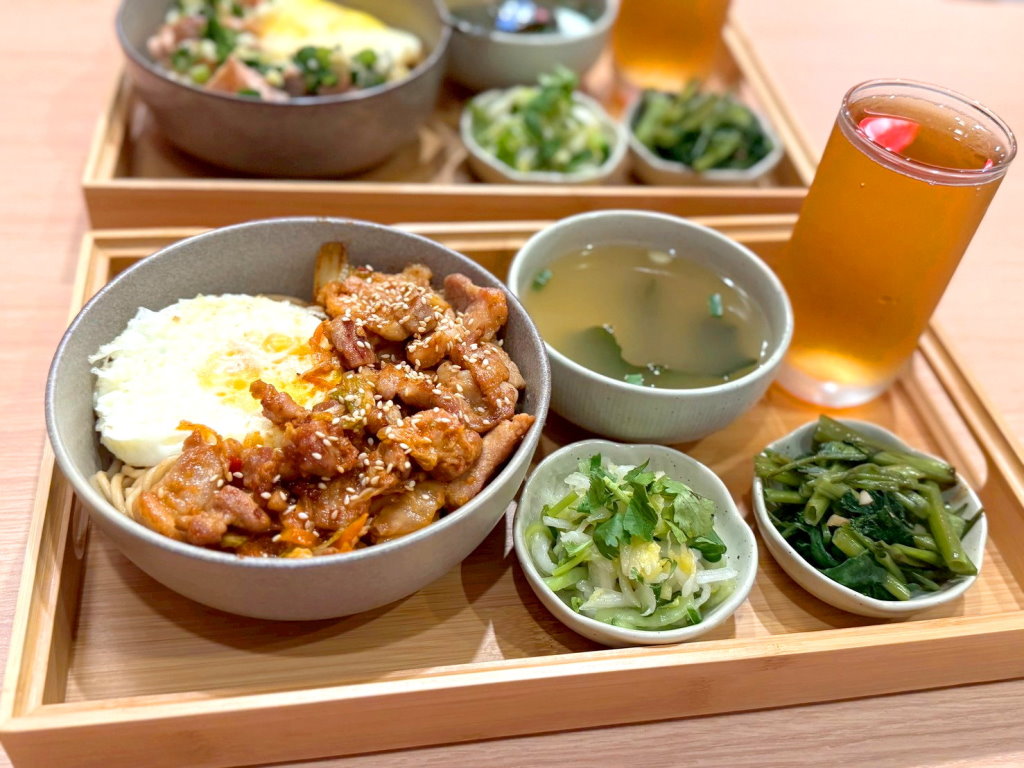 【奕口涵麵】台中深夜美食，現點現做鐵板定食專賣，爆蔥嫩雞、焦香鹹豬肉必吃，南屯宵夜推薦