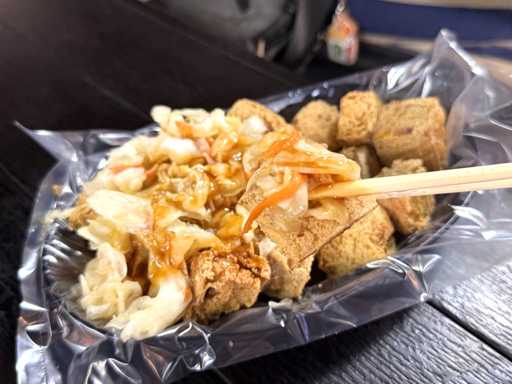【痴歐臭臭豆腐】文青風餐車臭豆腐，紅茶喝到飽超人氣宵夜，台南武聖夜市美食推薦 @猴屁的異想世界