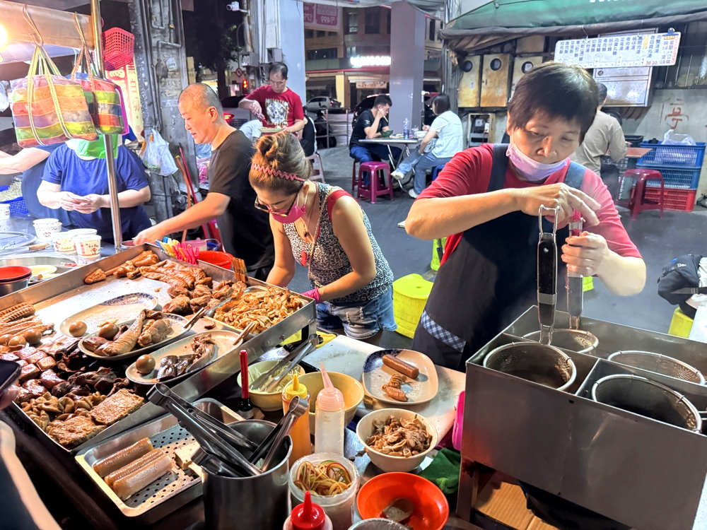 【烏龍路邊攤】在地人激推深夜食堂，蚵仔麵＋黑白切滷味必吃，營業到凌晨3點，台中西屯宵夜推薦