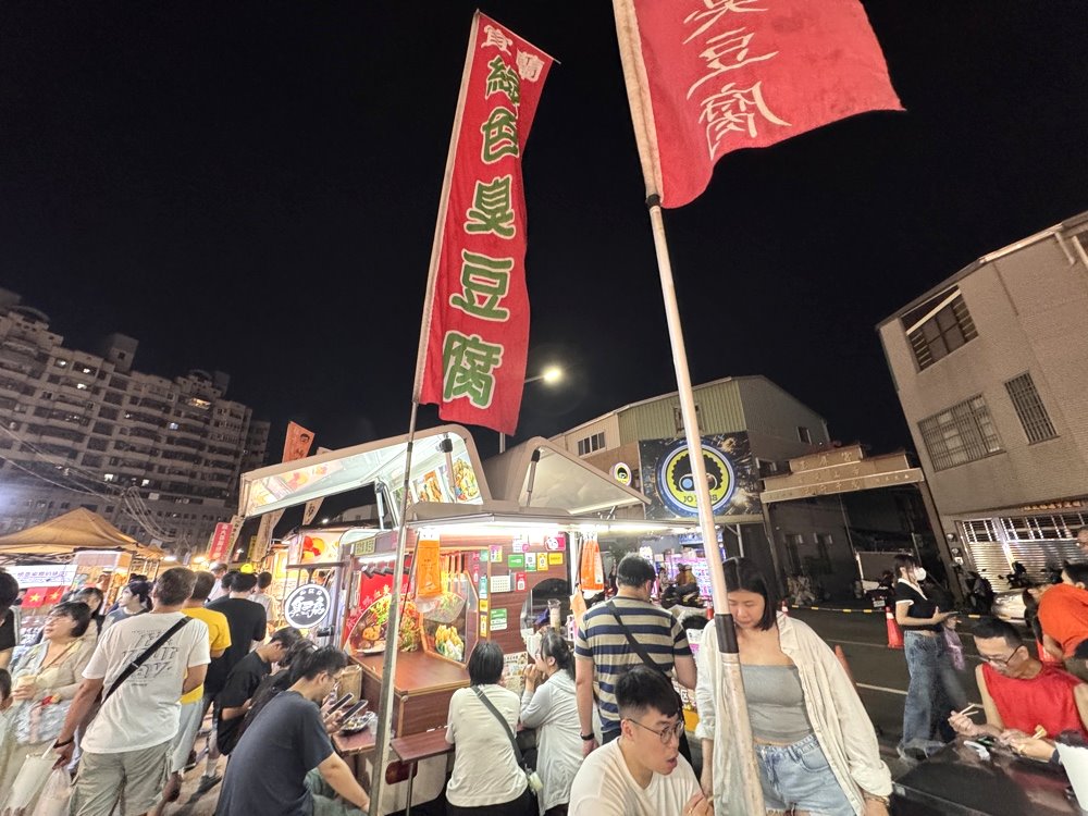【痴歐臭臭豆腐】文青風餐車臭豆腐，紅茶喝到飽超人氣宵夜，台南武聖夜市美食推薦 @猴屁的異想世界