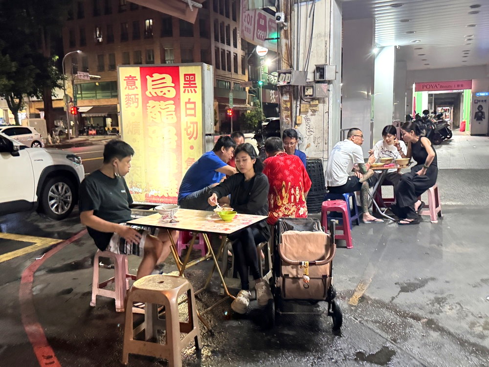 【烏龍路邊攤】在地人激推深夜食堂,蚵仔麵+黑白切滷味必吃,營業到凌晨3點,台中西屯宵夜推薦 @猴屁的異想世界 【烏龍路邊攤】在地人激推深夜食堂,蚵仔麵+黑白切滷味必吃,營業到凌晨3點,台中西屯宵夜推薦 @猴屁的異想世界