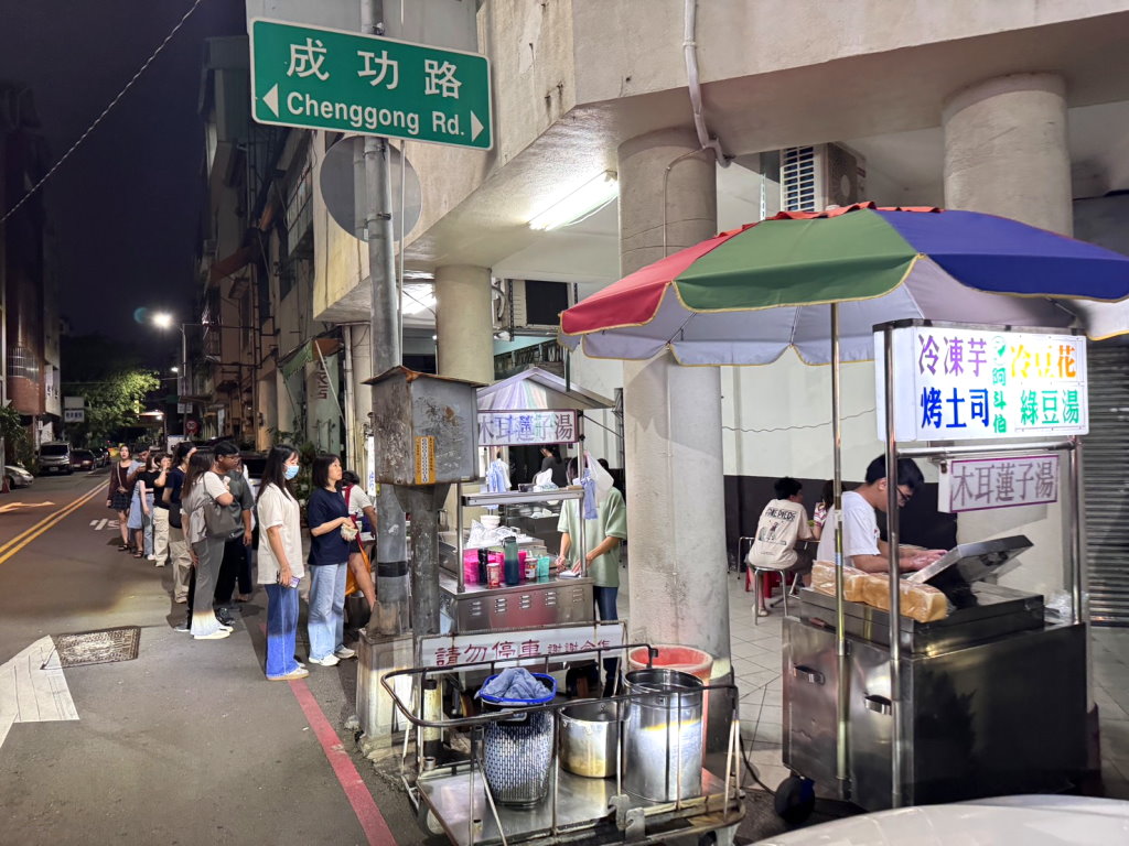 【阿斗伯冷凍芋】第二市場超人氣排隊宵夜,冷凍芋+烤土司必吃,台中成功路美食推薦 @猴屁的異想世界 【阿斗伯冷凍芋】第二市場超人氣排隊宵夜,冷凍芋+烤土司必吃,台中成功路美食推薦 @猴屁的異想世界