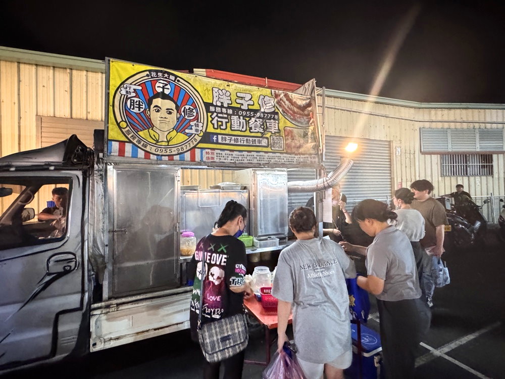 【胖子修行動餐車】台中神出鬼沒排隊餐車，炭烤花生大腸＋鹹豬肉必吃，免費小菜夾到滿！ @猴屁的異想世界