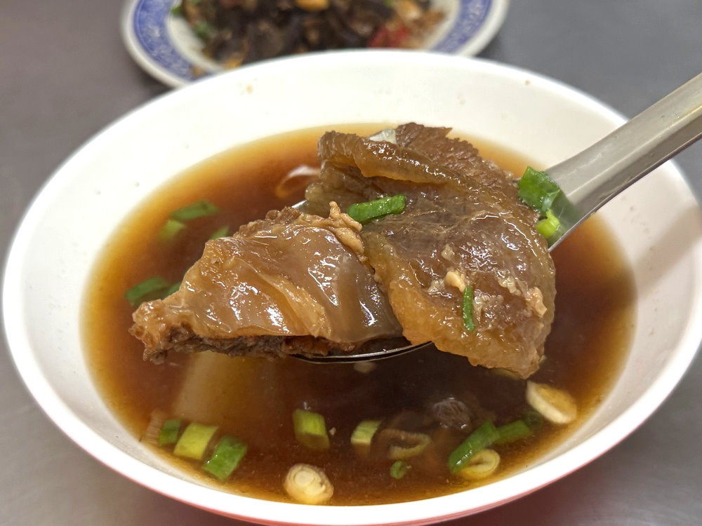 【牛肉宋】中華路夜市超人氣排隊宵夜，沙茶炒牛肉燴飯必吃，台中中區美食推薦 @猴屁的異想世界