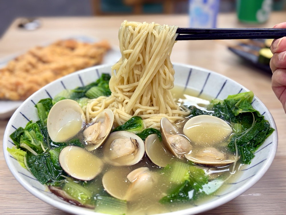 【粥粥爆料】台中西屯宵夜推薦，爆量海鮮粥料多到滿出來，蚵仔滷肉飯＋超大雞排必吃 @猴屁的異想世界