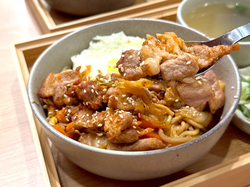 【奕口涵麵】台中深夜美食,現點現做鐵板定食專賣,爆蔥嫩雞、焦香鹹豬肉必吃,南屯宵夜推薦 @猴屁的異想世界 【奕口涵麵】台中深夜美食,現點現做鐵板定食專賣,爆蔥嫩雞、焦香鹹豬肉必吃,南屯宵夜推薦 @猴屁的異想世界