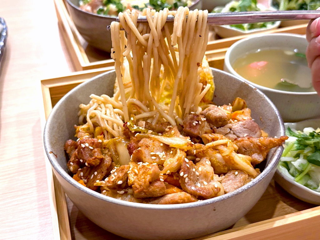 【奕口涵麵】台中深夜美食,現點現做鐵板定食專賣,爆蔥嫩雞、焦香鹹豬肉必吃,南屯宵夜推薦 @猴屁的異想世界 【奕口涵麵】台中深夜美食,現點現做鐵板定食專賣,爆蔥嫩雞、焦香鹹豬肉必吃,南屯宵夜推薦 @猴屁的異想世界