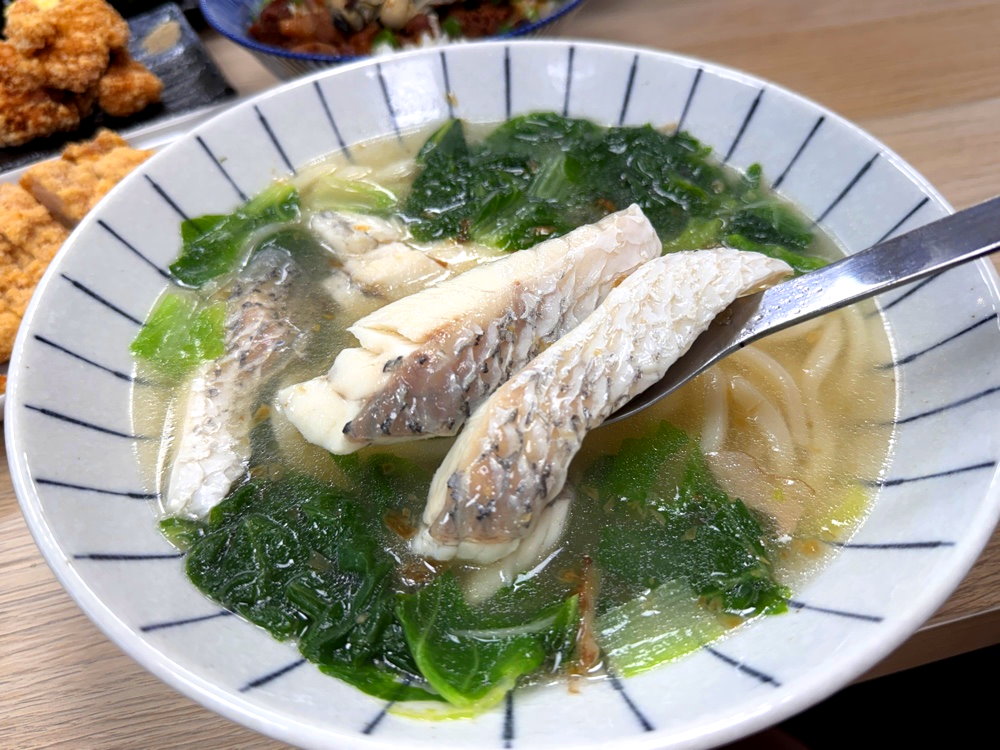 【粥粥爆料】台中西屯宵夜推薦，爆量海鮮粥料多到滿出來，蚵仔滷肉飯＋超大雞排必吃 @猴屁的異想世界