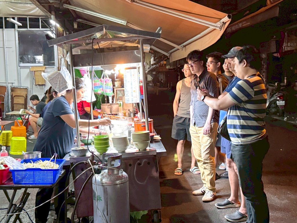 【烏龍路邊攤】在地人激推深夜食堂,蚵仔麵+黑白切滷味必吃,營業到凌晨3點,台中西屯宵夜推薦 @猴屁的異想世界 【烏龍路邊攤】在地人激推深夜食堂,蚵仔麵+黑白切滷味必吃,營業到凌晨3點,台中西屯宵夜推薦 @猴屁的異想世界
