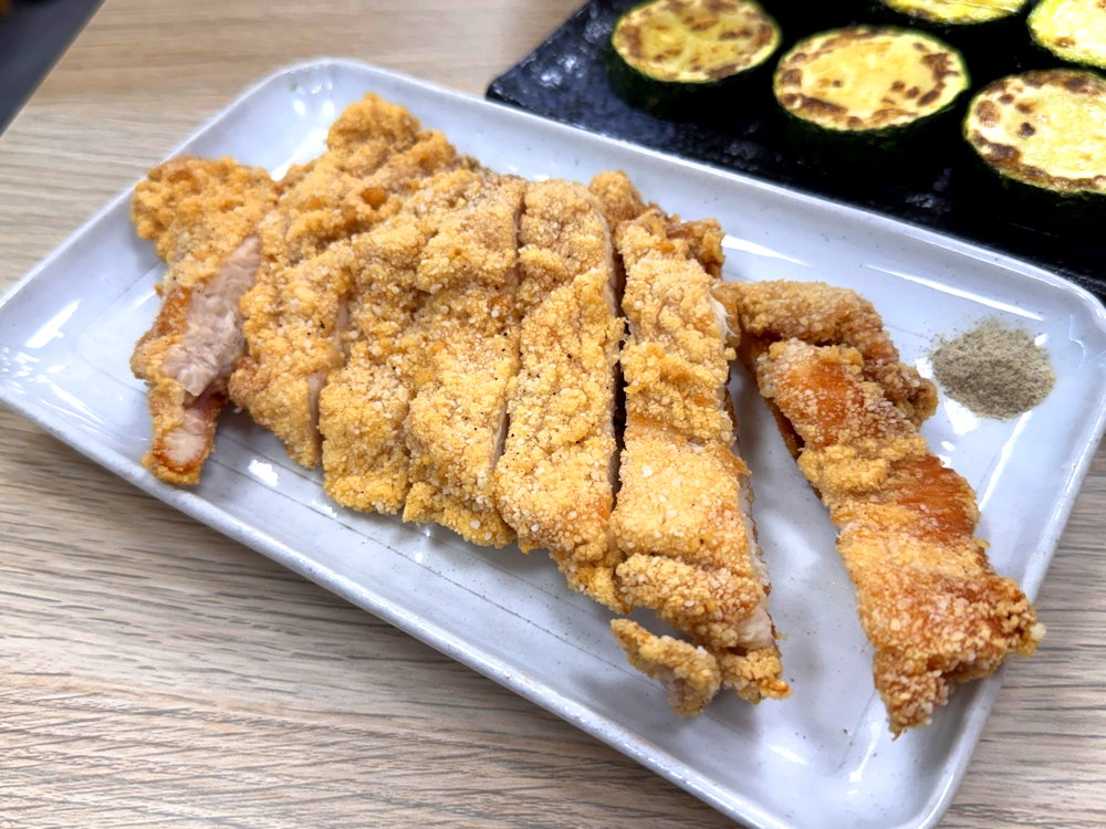 【粥粥爆料】台中西屯宵夜推薦，爆量海鮮粥料多到滿出來，蚵仔滷肉飯＋超大雞排必吃 @猴屁的異想世界