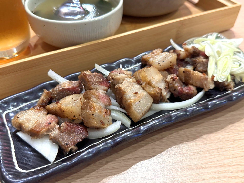 【奕口涵麵】台中深夜美食,現點現做鐵板定食專賣,爆蔥嫩雞、焦香鹹豬肉必吃,南屯宵夜推薦 @猴屁的異想世界 【奕口涵麵】台中深夜美食,現點現做鐵板定食專賣,爆蔥嫩雞、焦香鹹豬肉必吃,南屯宵夜推薦 @猴屁的異想世界
