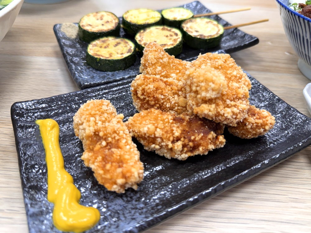 【粥粥爆料】台中西屯宵夜推薦，爆量海鮮粥料多到滿出來，蚵仔滷肉飯＋超大雞排必吃 @猴屁的異想世界