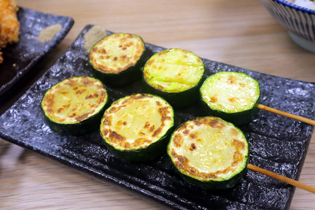 【粥粥爆料】台中西屯宵夜推薦，爆量海鮮粥料多到滿出來，蚵仔滷肉飯＋超大雞排必吃 @猴屁的異想世界