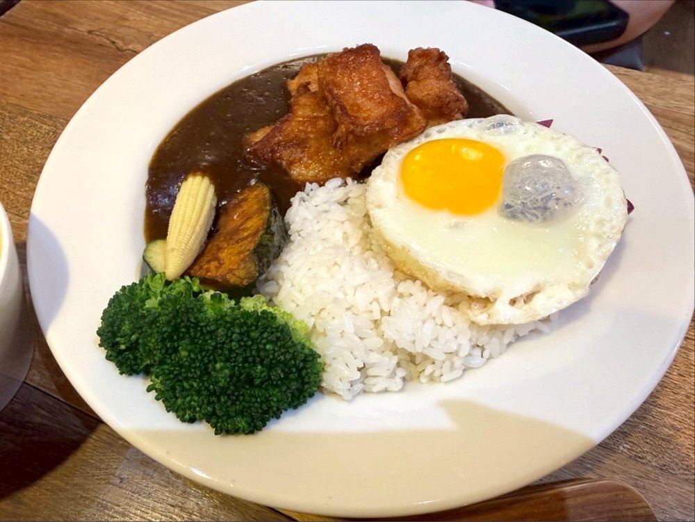 【田樂公正小巷店】台中老宅人氣早午餐，手打牛肉堡＋唐揚雞咖哩飯必吃，西區美食推薦 @猴屁的異想世界