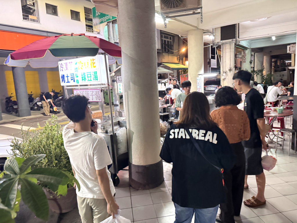 【阿斗伯冷凍芋】第二市場超人氣排隊宵夜,冷凍芋+烤土司必吃,台中成功路美食推薦 @猴屁的異想世界 【阿斗伯冷凍芋】第二市場超人氣排隊宵夜,冷凍芋+烤土司必吃,台中成功路美食推薦 @猴屁的異想世界