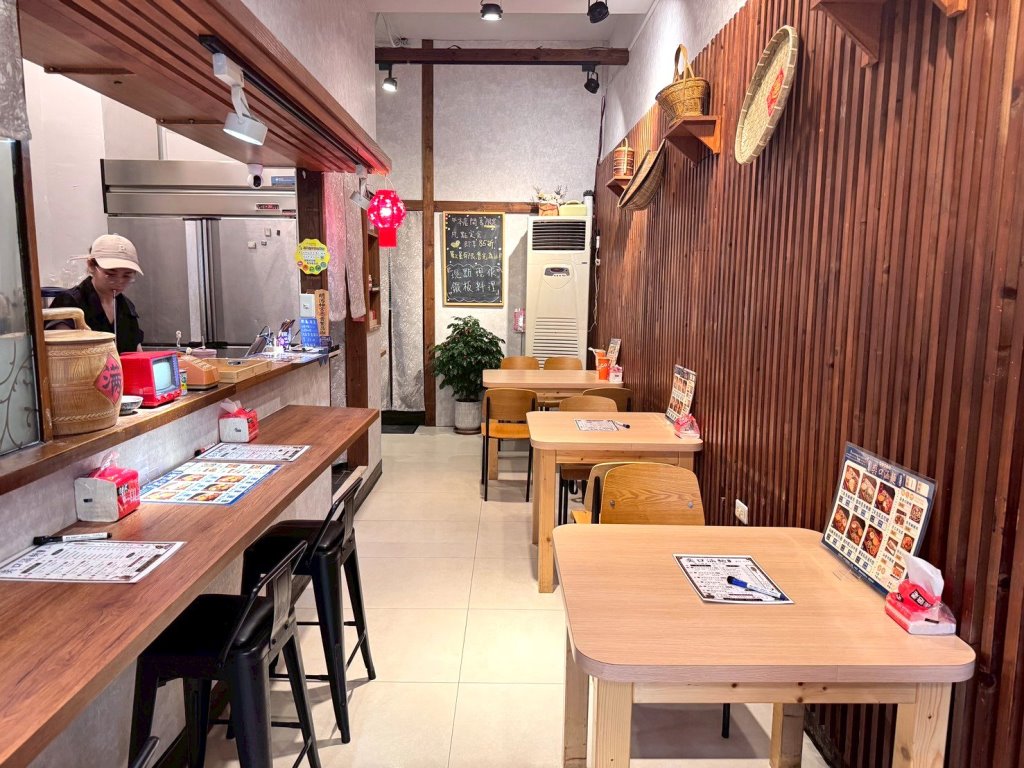 【奕口涵麵】台中深夜美食,現點現做鐵板定食專賣,爆蔥嫩雞、焦香鹹豬肉必吃,南屯宵夜推薦 @猴屁的異想世界 【奕口涵麵】台中深夜美食,現點現做鐵板定食專賣,爆蔥嫩雞、焦香鹹豬肉必吃,南屯宵夜推薦 @猴屁的異想世界