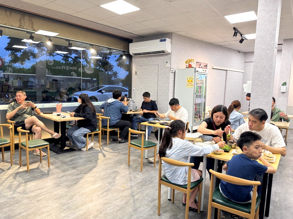 【粥粥爆料】台中西屯宵夜推薦，爆量海鮮粥料多到滿出來，蚵仔滷肉飯＋超大雞排必吃 @猴屁的異想世界