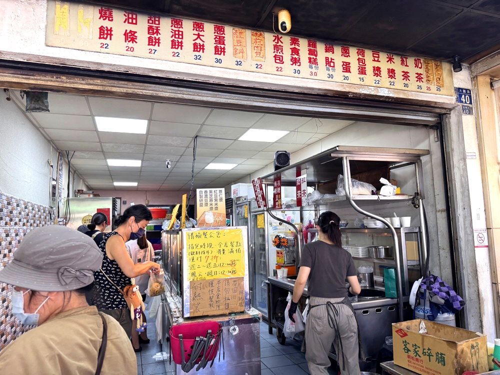 【集瀧塘豆漿】水湳市場超人氣排隊早餐店，爆汁鮮肉包、韭菜水煎包必吃，台中北屯早餐推薦 @猴屁的異想世界