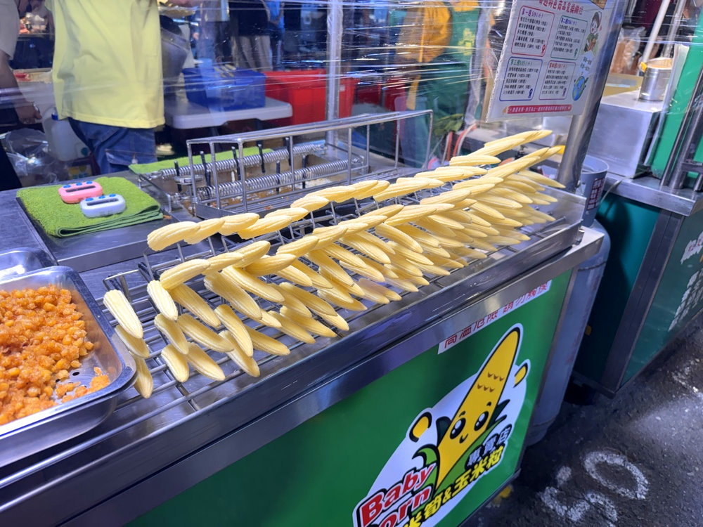 紅萎坊甜玉米｜台南武聖夜市必吃美食，全台首創炸玉米筍超酥脆，人氣排隊小吃推薦 @猴屁的異想世界