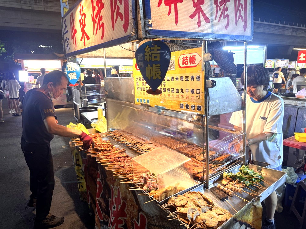 【正宗屏東烤肉】台中大慶夜市必吃美食，超人氣排隊串烤，炭香十足超涮嘴 @猴屁的異想世界