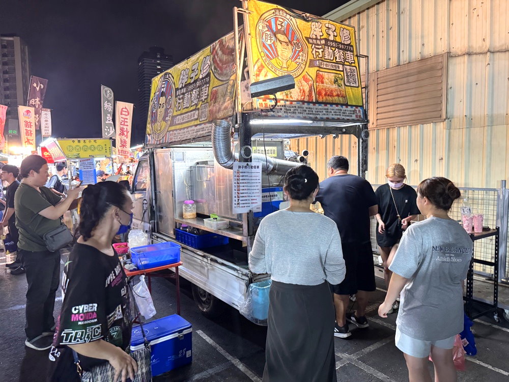 【胖子修行動餐車】台中神出鬼沒排隊餐車，炭烤花生大腸＋鹹豬肉必吃，免費小菜夾到滿！ @猴屁的異想世界