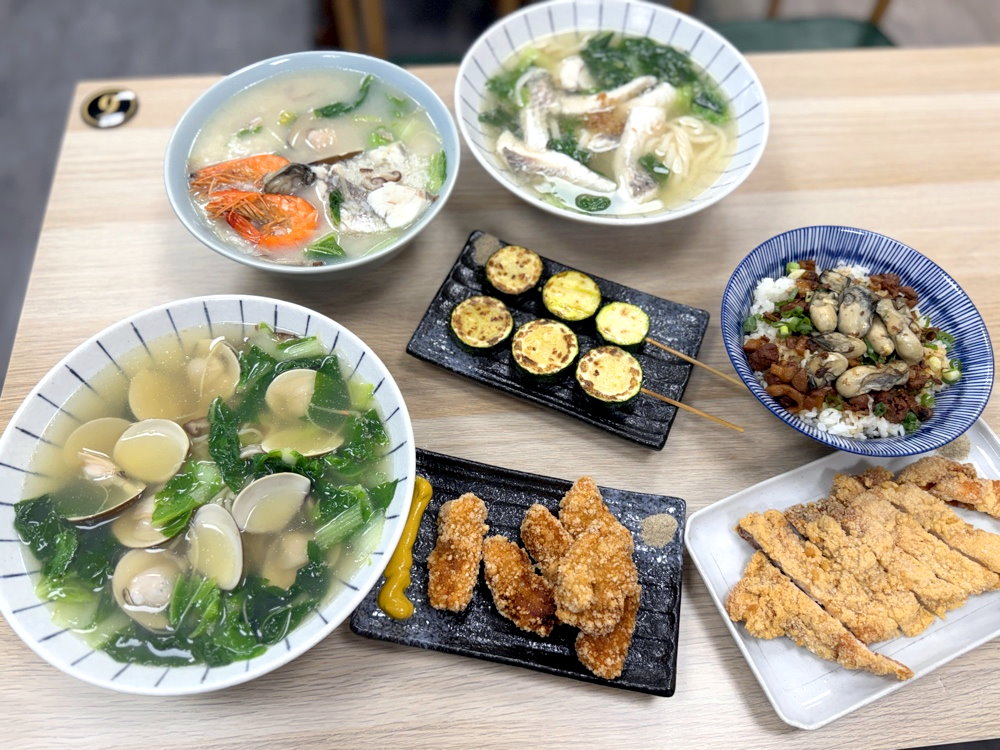 【粥粥爆料】台中西屯宵夜推薦，爆量海鮮粥料多到滿出來，蚵仔滷肉飯＋超大雞排必吃 @猴屁的異想世界