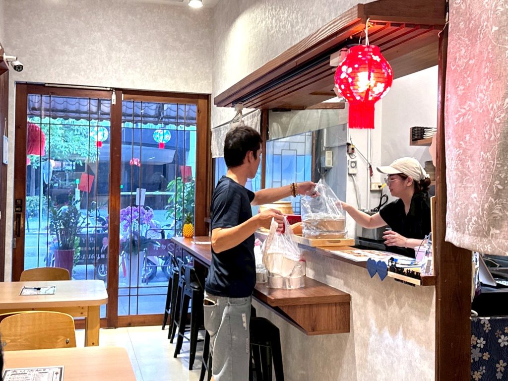 【奕口涵麵】台中深夜美食,現點現做鐵板定食專賣,爆蔥嫩雞、焦香鹹豬肉必吃,南屯宵夜推薦 @猴屁的異想世界 【奕口涵麵】台中深夜美食,現點現做鐵板定食專賣,爆蔥嫩雞、焦香鹹豬肉必吃,南屯宵夜推薦 @猴屁的異想世界
