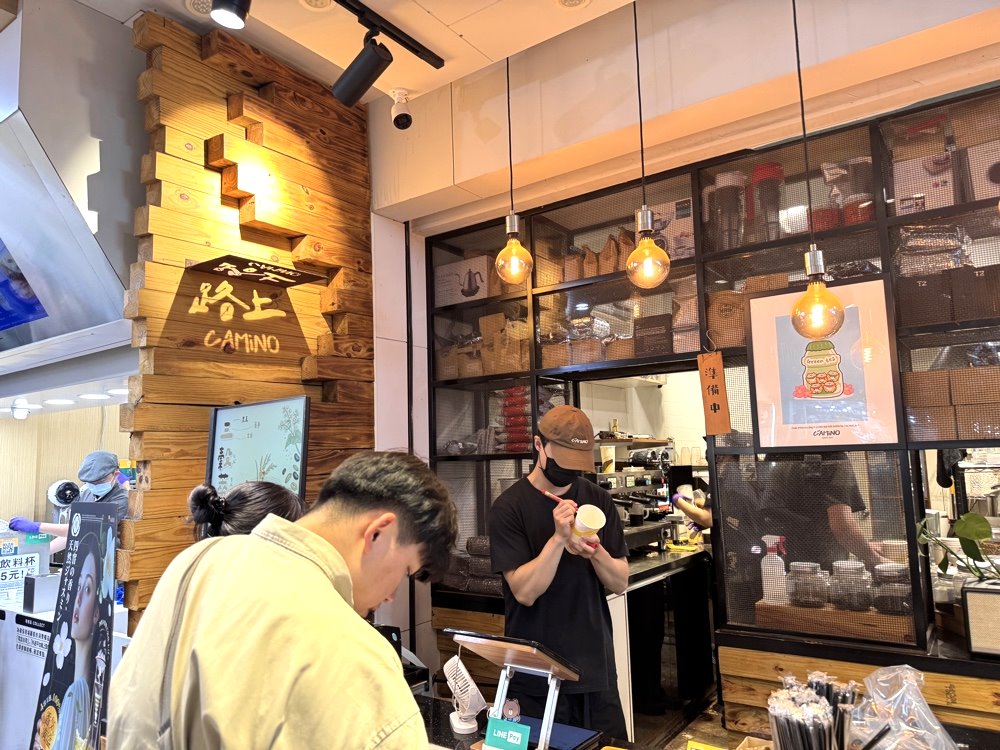 【路上Camino】台中一中街飲料推薦，超人氣排隊手搖飲，神岡烏龍、沐月歐蕾必喝 @猴屁的異想世界