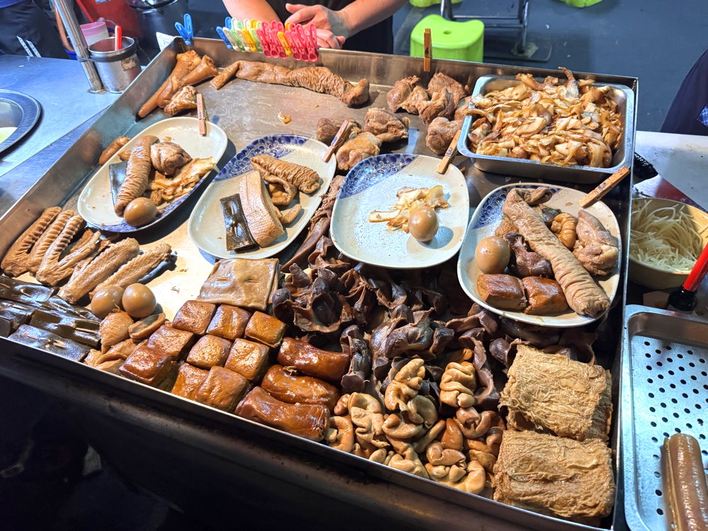 【烏龍路邊攤】在地人激推深夜食堂,蚵仔麵+黑白切滷味必吃,營業到凌晨3點,台中西屯宵夜推薦 @猴屁的異想世界 【烏龍路邊攤】在地人激推深夜食堂,蚵仔麵+黑白切滷味必吃,營業到凌晨3點,台中西屯宵夜推薦 @猴屁的異想世界