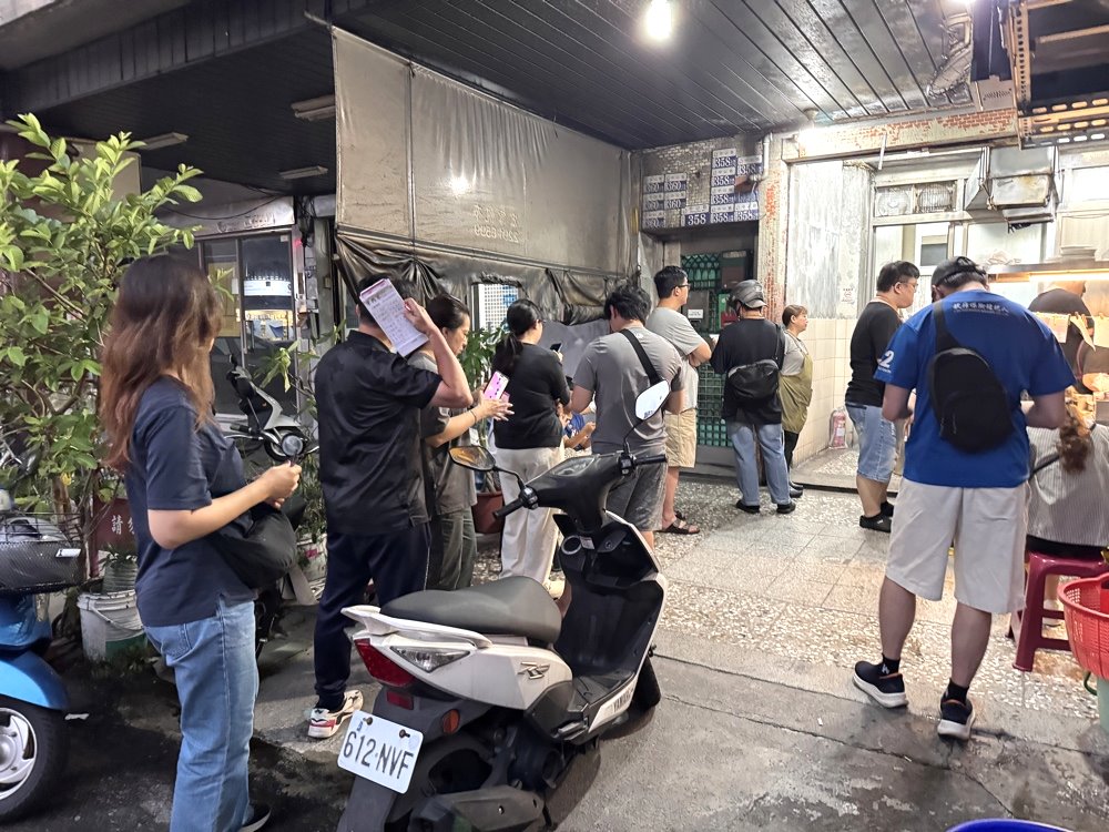 【牛肉宋】中華路夜市超人氣排隊宵夜，沙茶炒牛肉燴飯必吃，台中中區美食推薦 @猴屁的異想世界