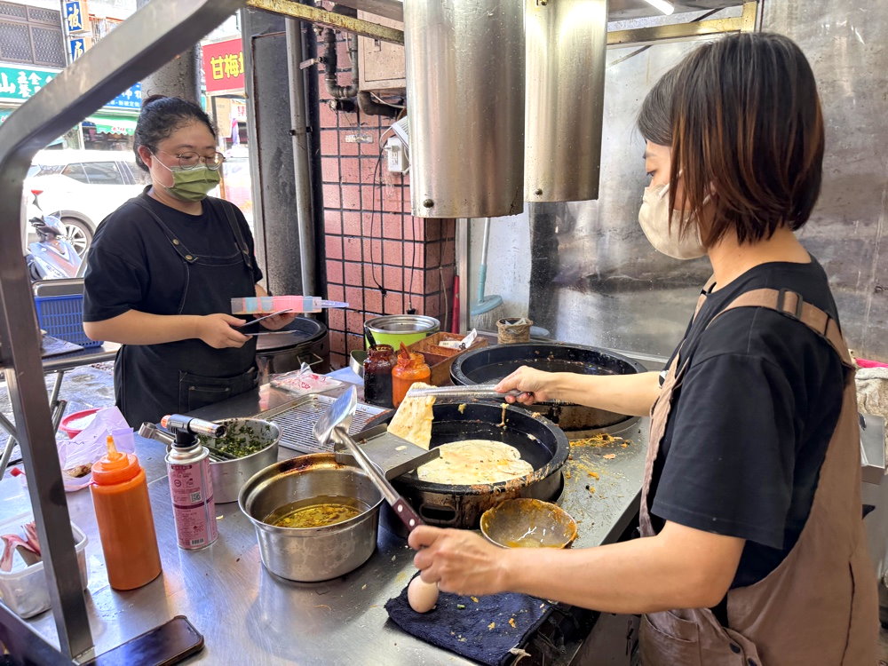 【漆蛋餅】台中水湳市場美食推薦,40年老字號手工粉漿蛋餅,泡菜蛋餅+炙燒雙起司必吃 @猴屁的異想世界 【漆蛋餅】台中水湳市場美食推薦,40年老字號手工粉漿蛋餅,泡菜蛋餅+炙燒雙起司必吃 @猴屁的異想世界