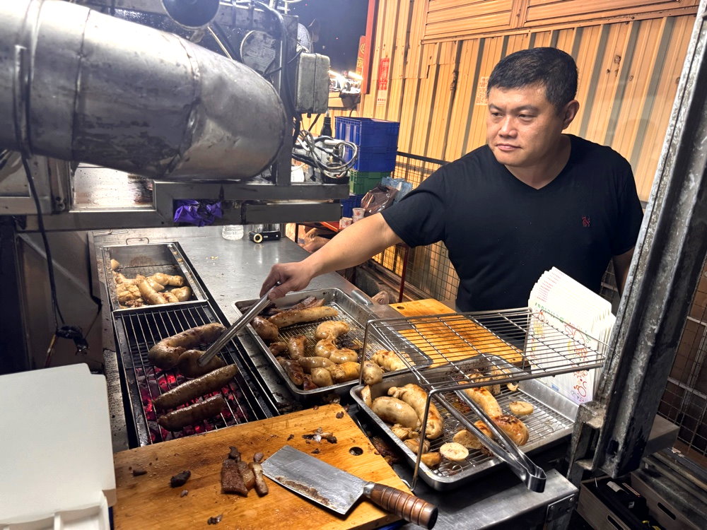 【胖子修行動餐車】台中神出鬼沒排隊餐車，炭烤花生大腸＋鹹豬肉必吃，免費小菜夾到滿！ @猴屁的異想世界
