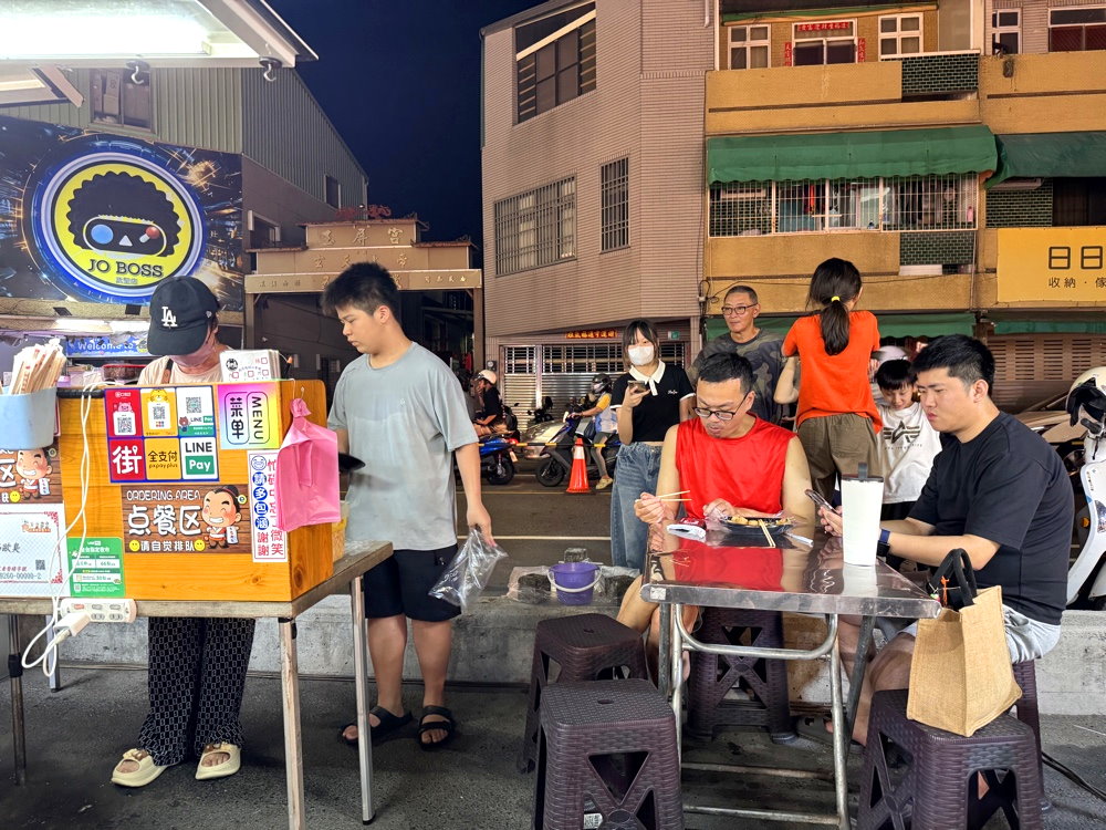 【痴歐臭臭豆腐】文青風餐車臭豆腐，紅茶喝到飽超人氣宵夜，台南武聖夜市美食推薦 @猴屁的異想世界