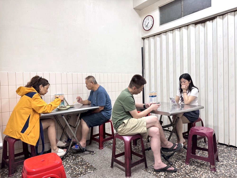 【牛肉宋】中華路夜市超人氣排隊宵夜，沙茶炒牛肉燴飯必吃，台中中區美食推薦 @猴屁的異想世界