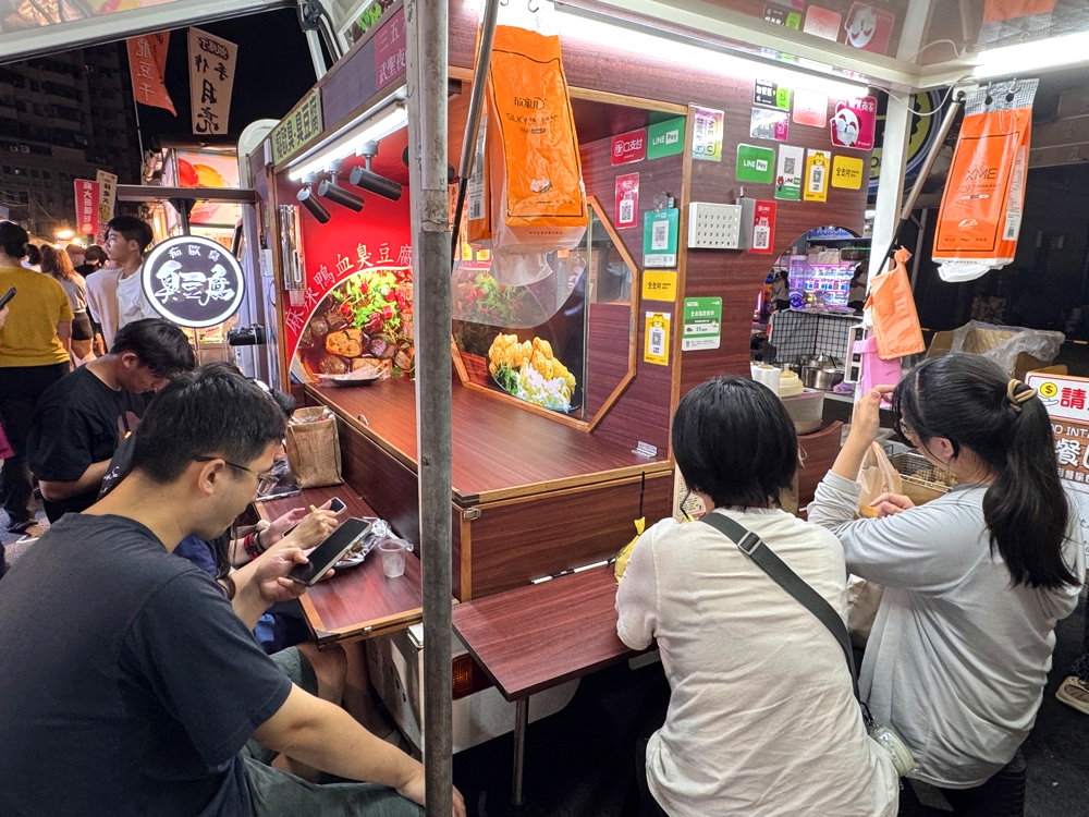 【痴歐臭臭豆腐】文青風餐車臭豆腐，紅茶喝到飽超人氣宵夜，台南武聖夜市美食推薦 @猴屁的異想世界