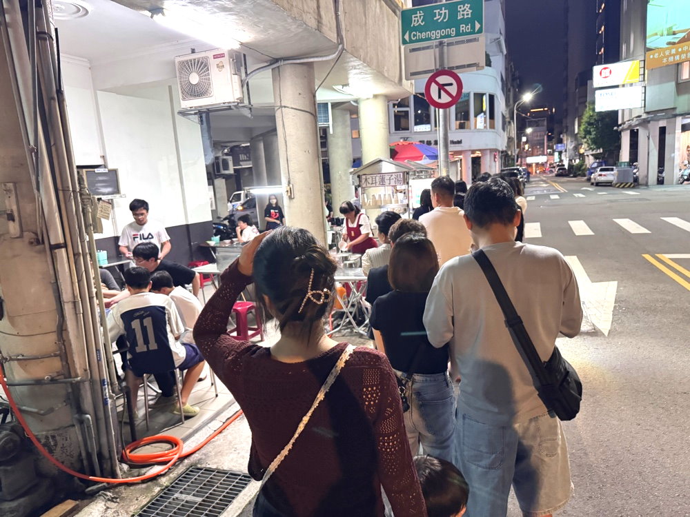 【阿斗伯冷凍芋】第二市場超人氣排隊宵夜,冷凍芋+烤土司必吃,台中成功路美食推薦 @猴屁的異想世界 【阿斗伯冷凍芋】第二市場超人氣排隊宵夜,冷凍芋+烤土司必吃,台中成功路美食推薦 @猴屁的異想世界