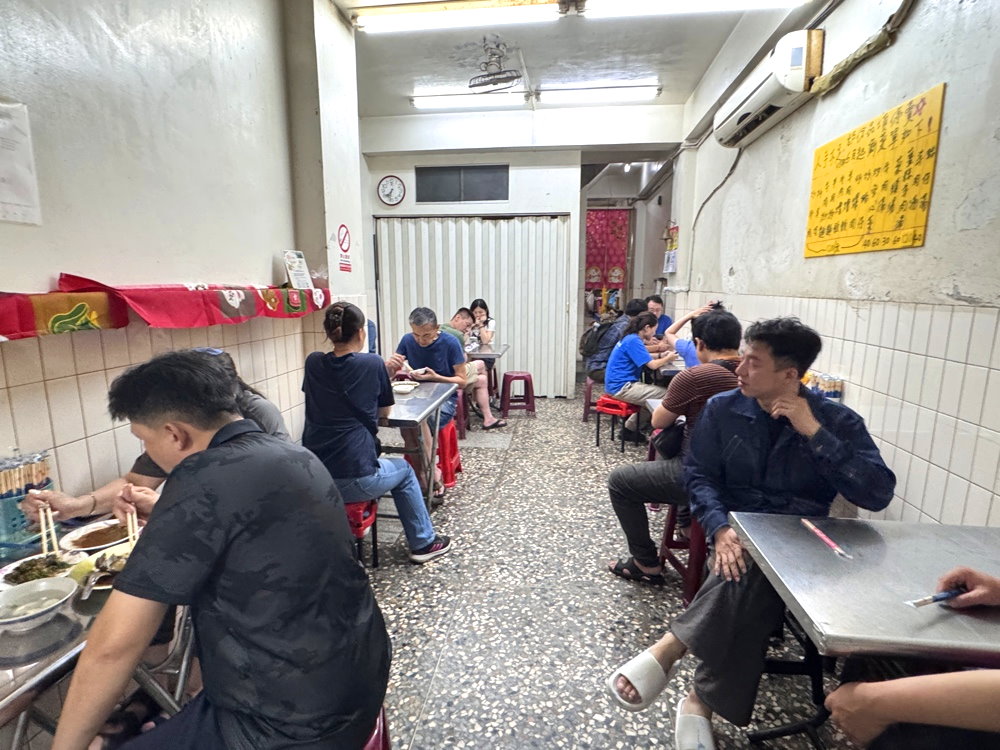 【牛肉宋】中華路夜市超人氣排隊宵夜，沙茶炒牛肉燴飯必吃，台中中區美食推薦 @猴屁的異想世界
