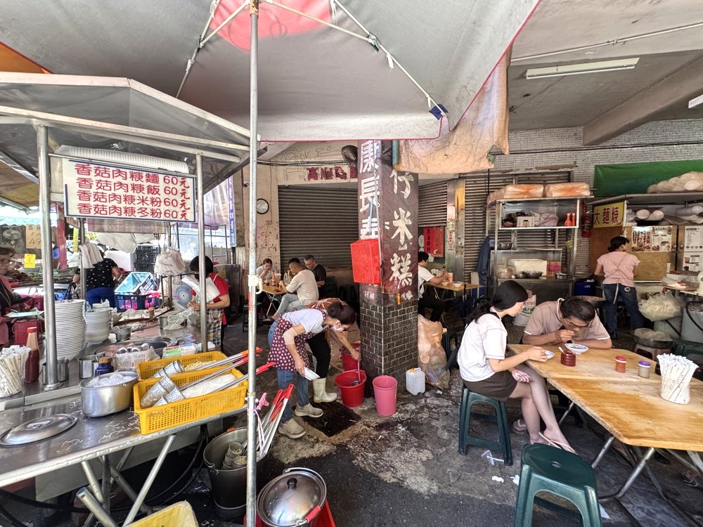 【新港香菇肉羹】台中超人氣排隊小吃,扎實肉羹+濃郁香菇香氣只要60元,水湳市場美食推薦 @猴屁的異想世界 【新港香菇肉羹】台中超人氣排隊小吃,扎實肉羹+濃郁香菇香氣只要60元,水湳市場美食推薦 @猴屁的異想世界